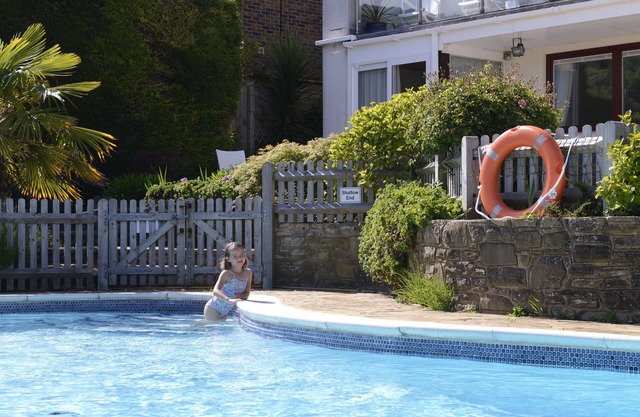 Belle maison familiale avec piscine et vue sur le golf et les South Downs