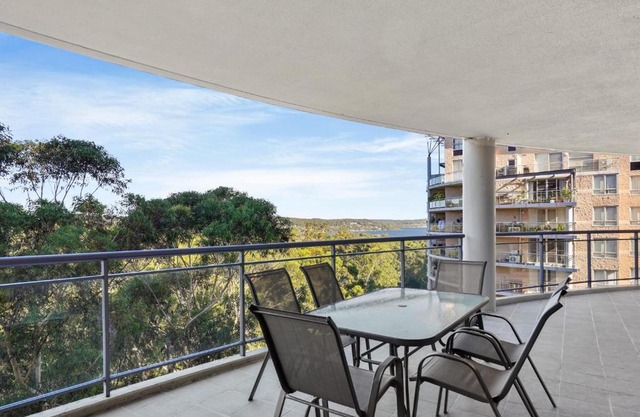 Beautiful Family Retreat with Large Balcony & Pool