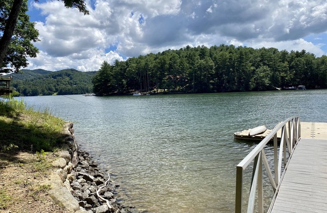 BEAUTIFUL FAMILY VACATION HOME, private dock on Lake Glenville, 5 Bed, 3 Bath