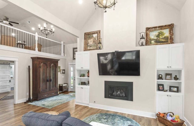 Beautiful Farmhouse Located 20 Minutes from Nashville