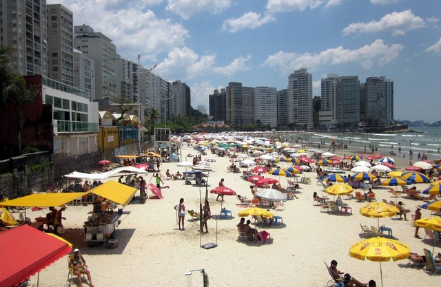 Belle ajustement Cove-Guaruja avec deux chambres, une suite, deux blocs de la plage