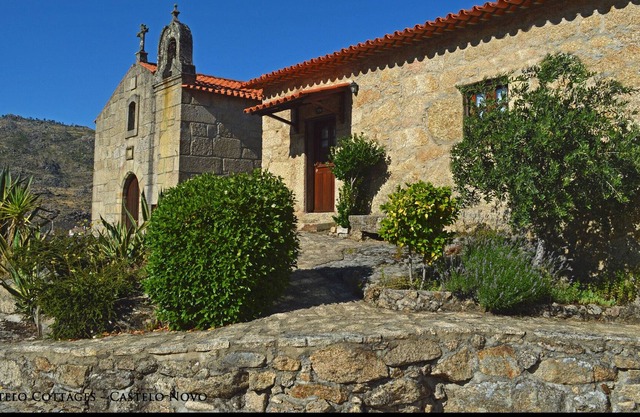 De belles passerelles en granit fleuri au cœur de ce village-château historique