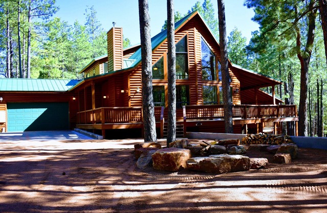 Belle cabine Forest Lakes avec une immense terrasse, belle grande salle-une grande valeur