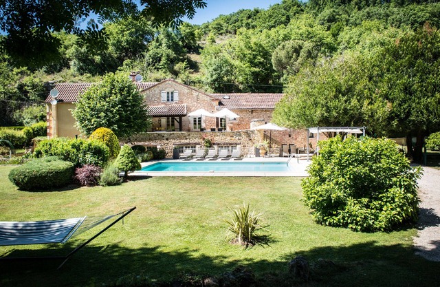 Maison de campagne dans de beaux jardins privés avec étang, bois, piscine et piscine
