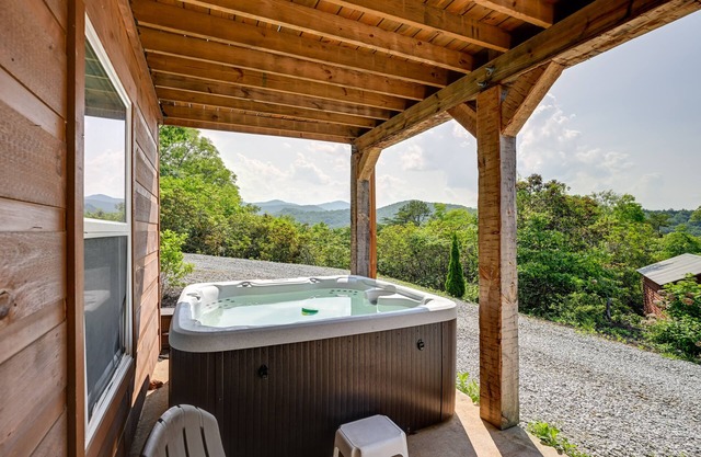 Beautiful Franklin Home w/ Bunkhouse & Hot Tub!