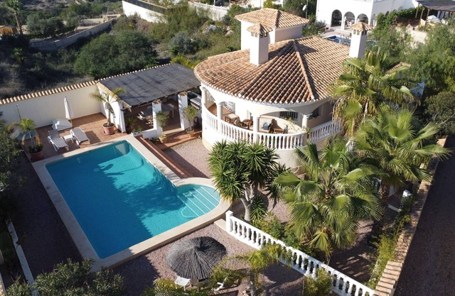 Villa avec piscine privée et jardins isolés