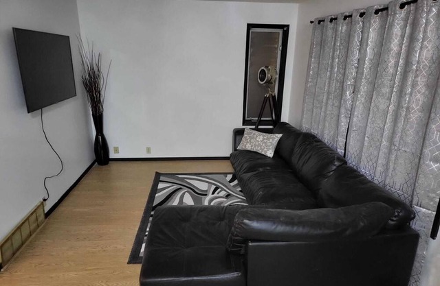 Beautiful Fully Renovated House Near Airport 20mins to DT!!