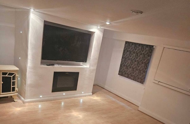 Beautiful furnished 3 bedroom house plus a TV room in the basement
