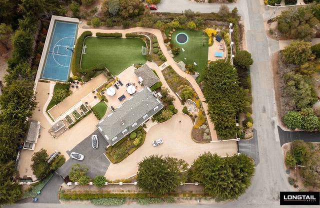 Magnifique propriété à un acre fermée Carmel Estate entièrement paysager W / aire de jeux et bain à remous