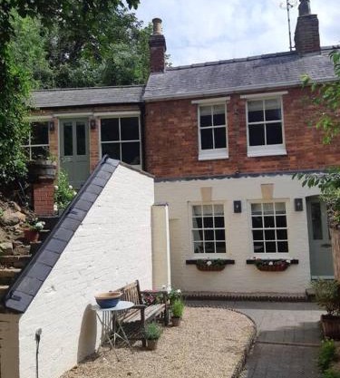 Beautiful Georgian cottage within a private walled garden
