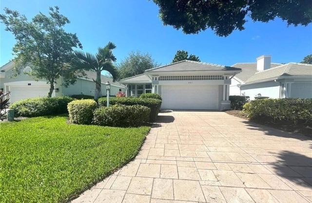 Beautiful golf course house in gated Venice golf country club