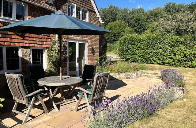 Beautiful Grade II listed home with pool and tennis court in South Downs