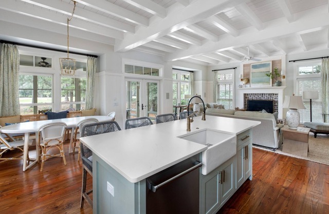 Beautiful Greenside Retreat - 4 Bedroom on the Golf course!!