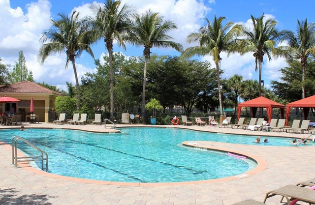 Belle unité au rez-de-chaussée, WiFi gratuit, adhésion au club social incluse, profitez de la vie au Country Club!