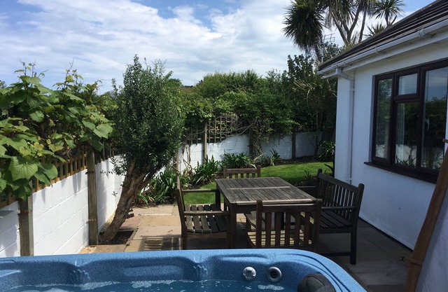 Bel appartement au rez-de-chaussée avec terrasse ensoleillée, jardin et bain à remous