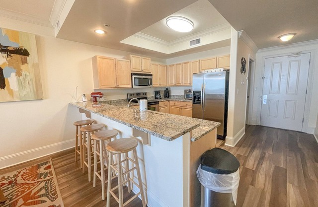Magnifique Condo Front du Golfe avec cuisine bien équipée et balcon bien aménagé.