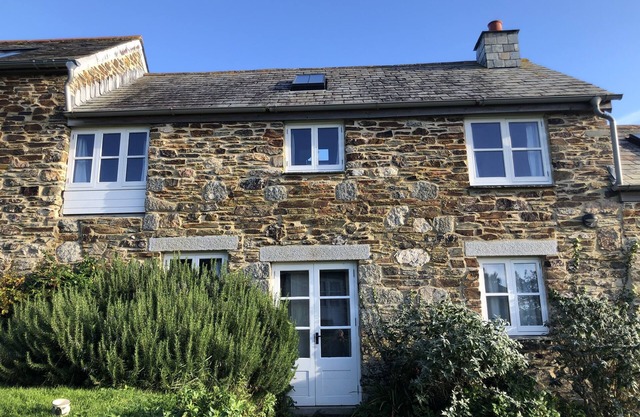 Beautiful hand crafted cottage 5 minutes from sandy beach and rugged coastline!