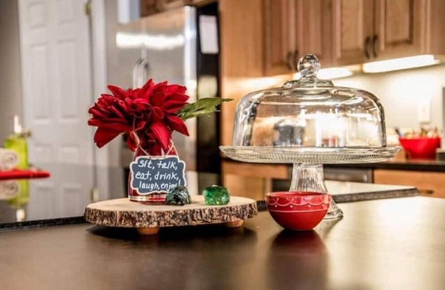 Beautiful High-End 4 Bed 3 Bath House, Sleeps 15!