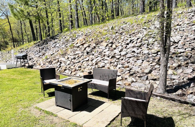 Beautiful Hilltop Estate w Private Boat Ramp. 8 min from downtown Hot Springs