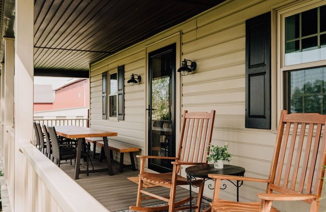 Beautiful Historic Farmhouse between Hershey and Lancaster - 4 BR Getaway