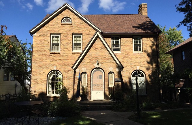 Belle, maison historique à proximité du campus - qui a appartenu à Moose Krause!