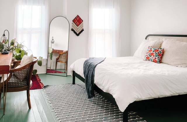 Beautiful Historic Home, Modern Interior, 2BR/1.5BA, King Bed, Walk Downtown