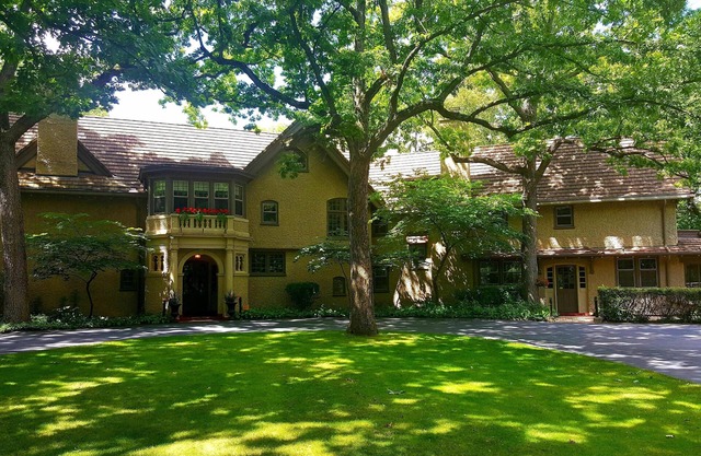 Belle demeure historique Tudor avec façade du lac