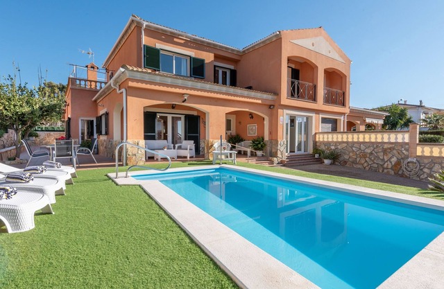 Belle maison de vacances avec piscine, terrasse, balcon et Wi-Fi