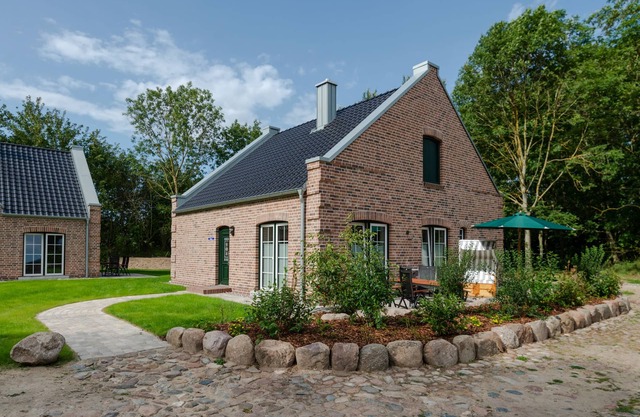 Belle maison de vacances avec terrasse, chaise de plage, cheminée et sauna finlandais