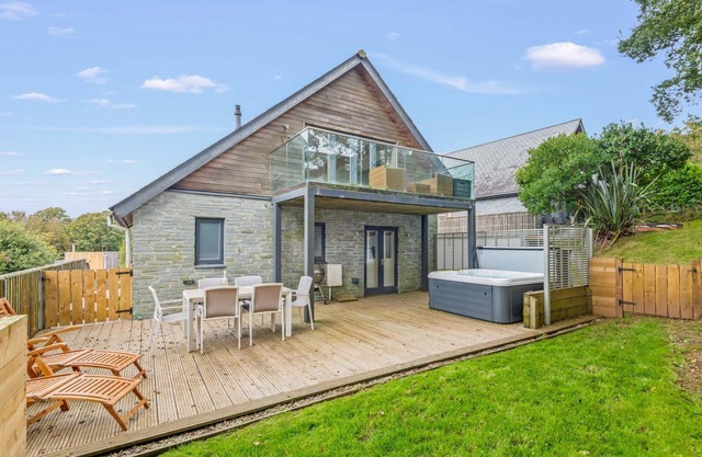 Belle maison de vacances avec bain à remous, à quelques pas de la plage de Talland ...