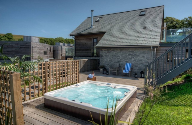 Belle maison de vacances avec bain à remous, à quelques pas de la plage de Talland ...