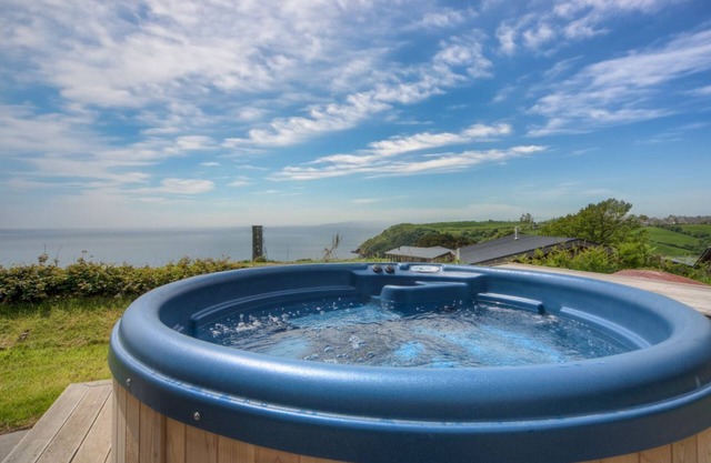 Belle maison de vacances avec bain à remous, à quelques pas de la plage de Talland ...