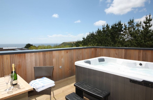 Belle maison de vacances avec bain à remous, à quelques pas de la plage de Talland ...