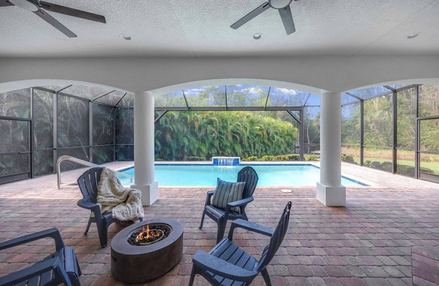 BEAUTIFUL HOLIDAY MANSION, IN NAPLES FL, LOCATED ON PRISTINE GOLF COURSE!