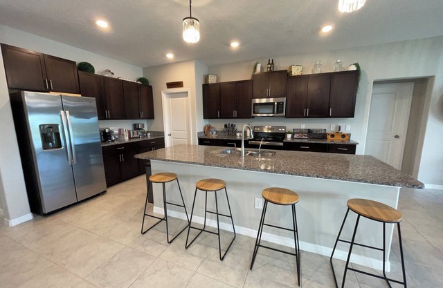 Beautiful home. 5 mins to bay beach. 30nMins to Tampa. Convenient location.