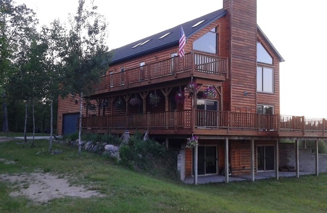 Grande maison privée sur 50 acres à côté du golf et des sentiers.