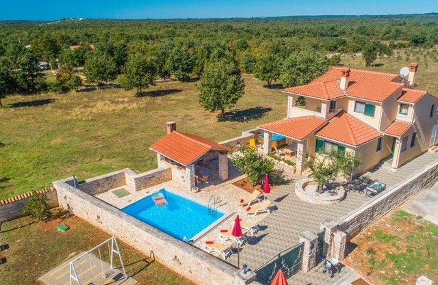 Superbe maison à Golubovo avec jacuzzi