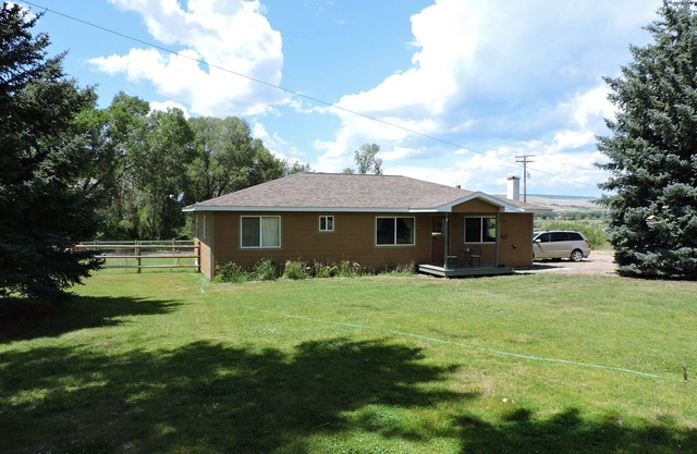 Belle maison sur 4. 2 acres. Pêchez votre porte dérobée.