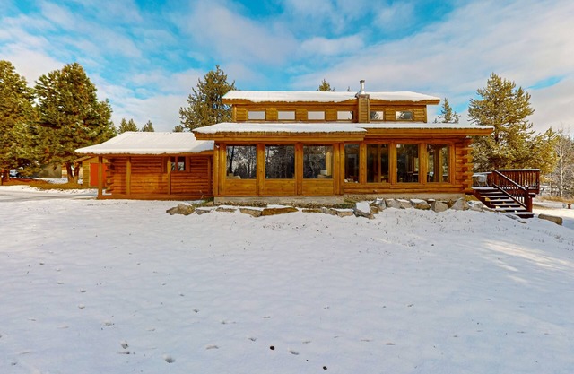 , Propriété arborée calme avec une terrasse magnifique et une cour expansive!