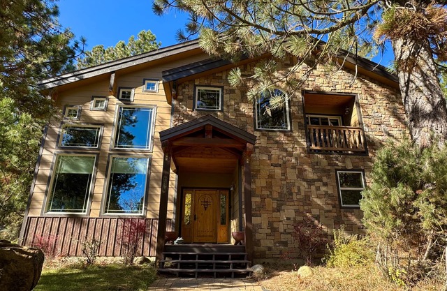 Spectacular Riverfront Custom Home sur la rivière Payette - à 10 minutes de McCall