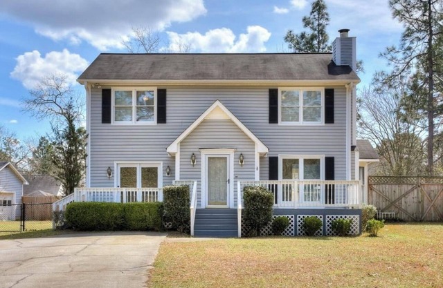 Beautiful home Perfect for the masters , 3 bedrooms and 2.5 baths! With a Pool!!