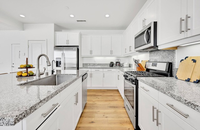 Beautiful Home Perfect for Friends /Families Close to Airports