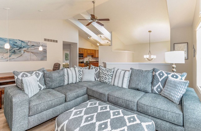 Beautiful home, quiet neighborhood w hot tub. Close to shopping, beach & trails.