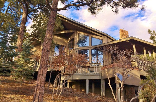 Belle maison entourée de grands pins et de superbes vues sur la montagne