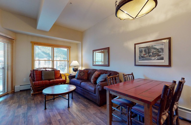 Beautiful Home w/ Free WiFi plus a Shared Billiard Room & Hot Tub