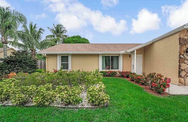 Beautiful home, close proximity to golf, shopping, dining, parks and hospitals
