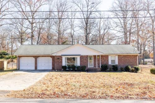Beautiful Home. W/Hot Tub. Great Location