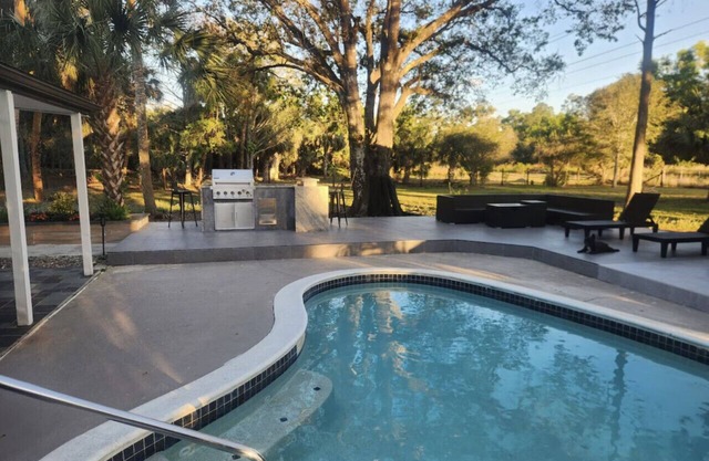 424) Beautiful home w/ Pool & soaker tub!