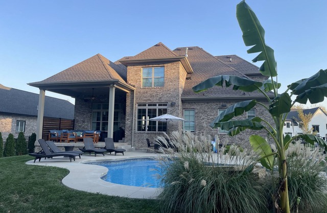 Beautiful home w/ pool & home gym! Less than 20 min to KY Derby & ISCO course!