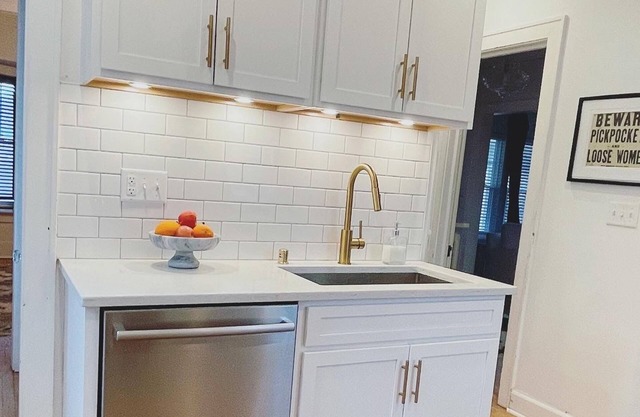 Beautiful home with backyard space + sauna. Close to Lake Park + Downtown!
